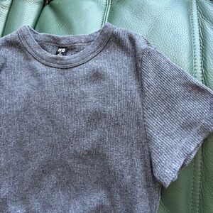 Uniqlo Tshirt grey color